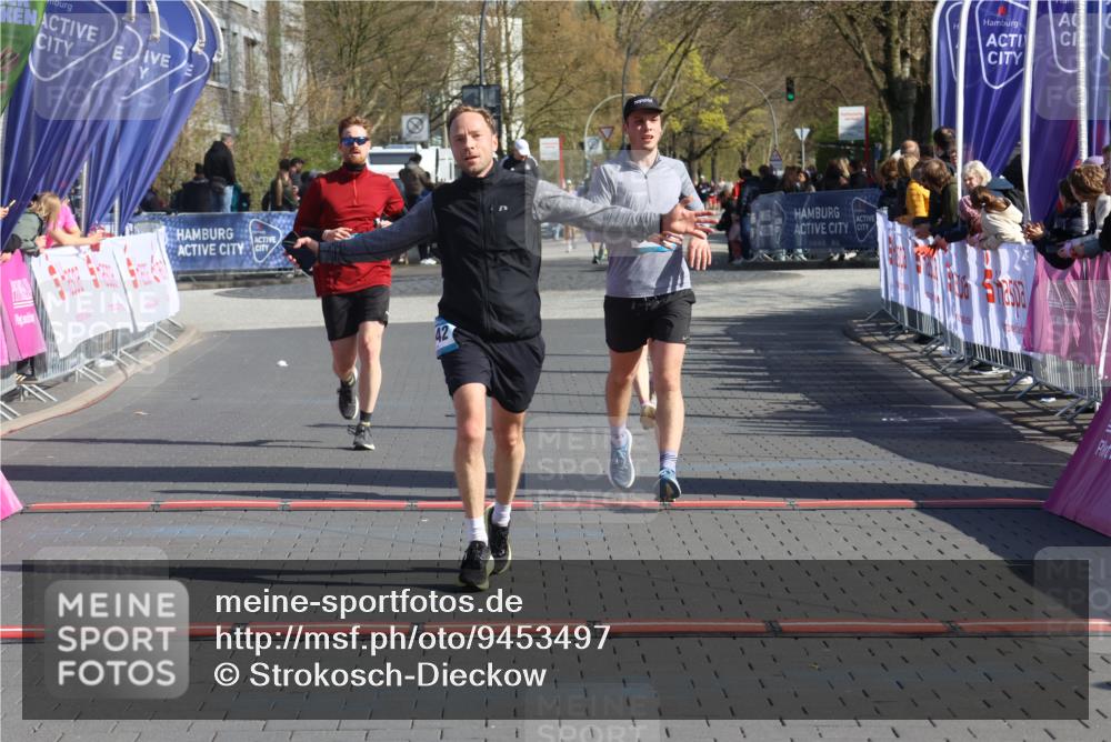 12.04.2026 - 45. Internationalen Wilhelmsburger Insellauf Strokosch-Dieckow http://msf.ph/oto/9453497 12.04.2026 10:40:11 Ziel 3442, 5688, 3834, 4629 meine-sportfotos.de
