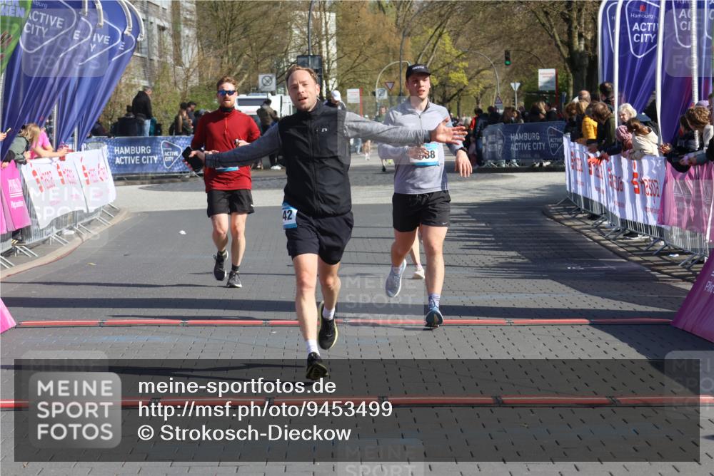 12.04.2026 - 45. Internationalen Wilhelmsburger Insellauf Strokosch-Dieckow http://msf.ph/oto/9453499 12.04.2026 10:40:11 Ziel 3442, 5688, 3834, 4629 meine-sportfotos.de
