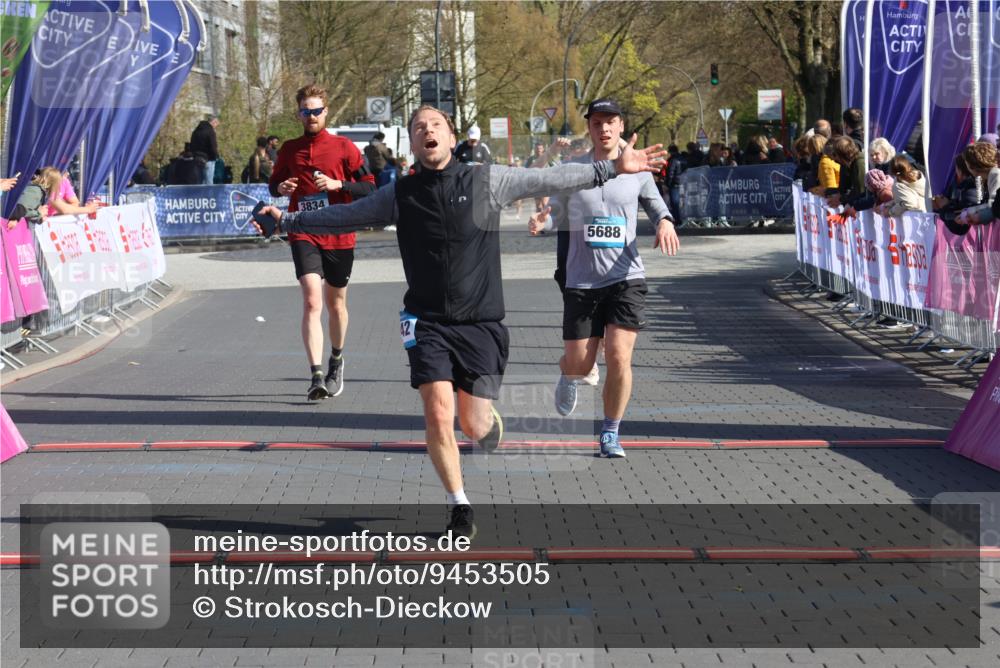 12.04.2026 - 45. Internationalen Wilhelmsburger Insellauf Strokosch-Dieckow http://msf.ph/oto/9453505 12.04.2026 10:40:11 Ziel 3442, 5688, 3834, 4629 meine-sportfotos.de