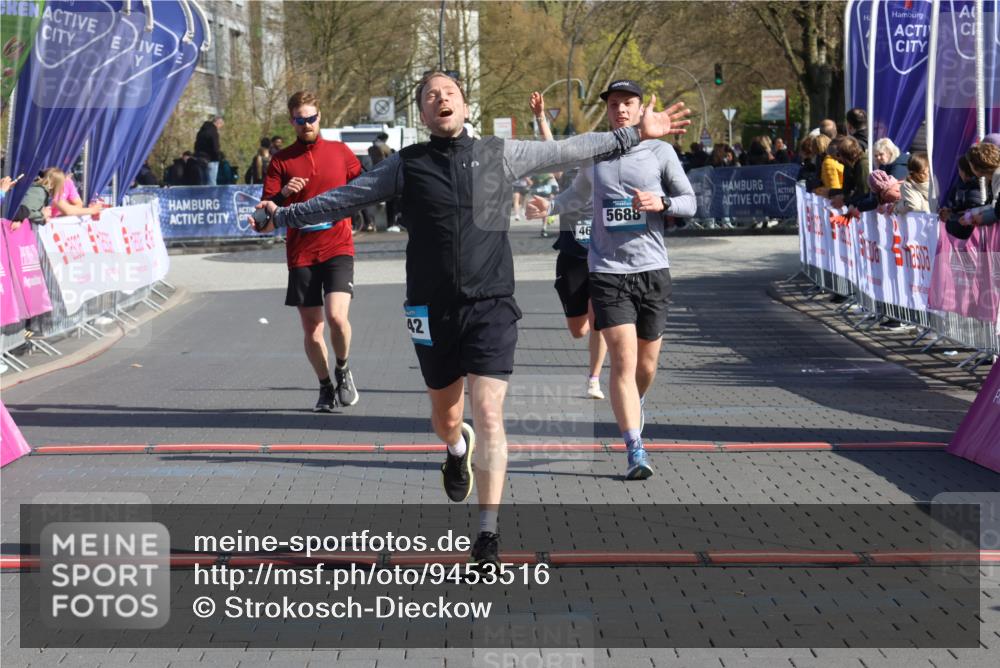 12.04.2026 - 45. Internationalen Wilhelmsburger Insellauf Strokosch-Dieckow http://msf.ph/oto/9453516 12.04.2026 10:40:12 Ziel 3442, 5688, 3834, 4629 meine-sportfotos.de