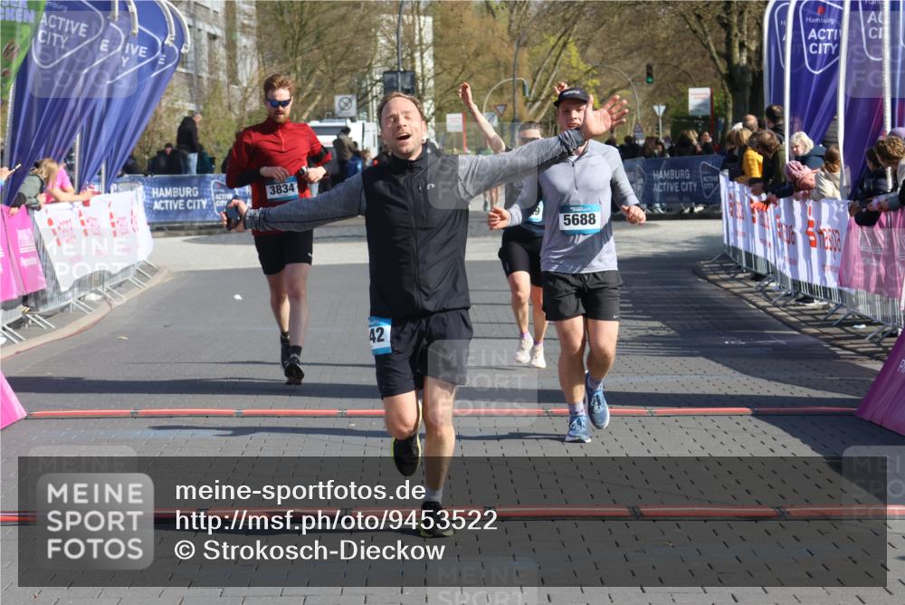 12.04.2026 - 45. Internationalen Wilhelmsburger Insellauf Strokosch-Dieckow http://msf.ph/oto/9453522 12.04.2026 10:40:12 Ziel 3442, 5688, 3834, 4629 meine-sportfotos.de