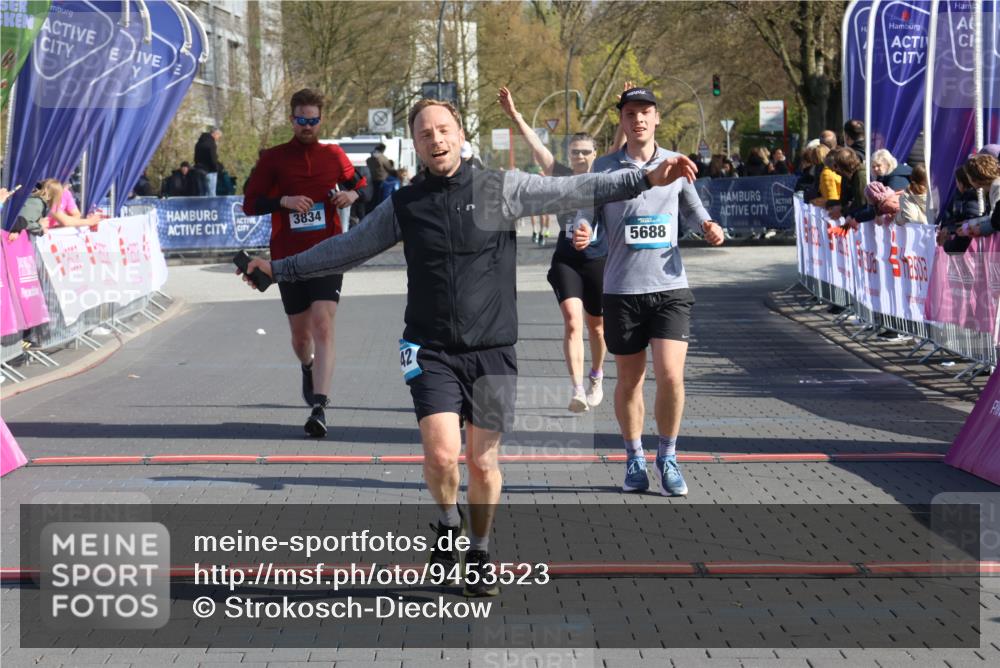 12.04.2026 - 45. Internationalen Wilhelmsburger Insellauf Strokosch-Dieckow http://msf.ph/oto/9453523 12.04.2026 10:40:12 Ziel 3442, 5688, 3834, 4629 meine-sportfotos.de