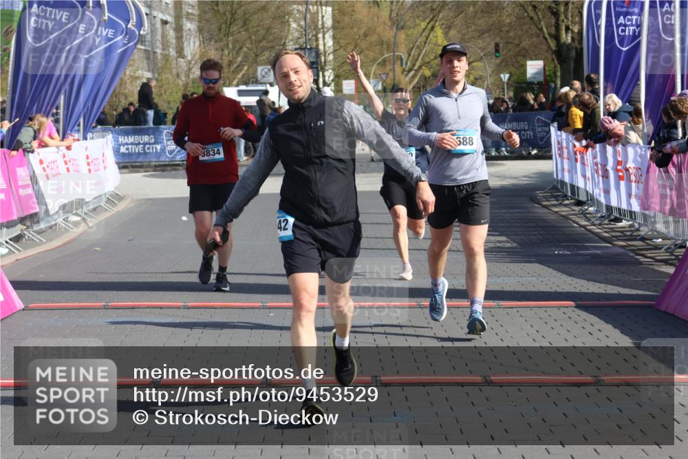 12.04.2026 - 45. Internationalen Wilhelmsburger Insellauf Strokosch-Dieckow http://msf.ph/oto/9453529 12.04.2026 10:40:12 Ziel 3442, 5688, 3834, 4629 meine-sportfotos.de