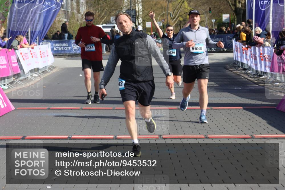 12.04.2026 - 45. Internationalen Wilhelmsburger Insellauf Strokosch-Dieckow http://msf.ph/oto/9453532 12.04.2026 10:40:12 Ziel 3442, 5688, 3834, 4629 meine-sportfotos.de
