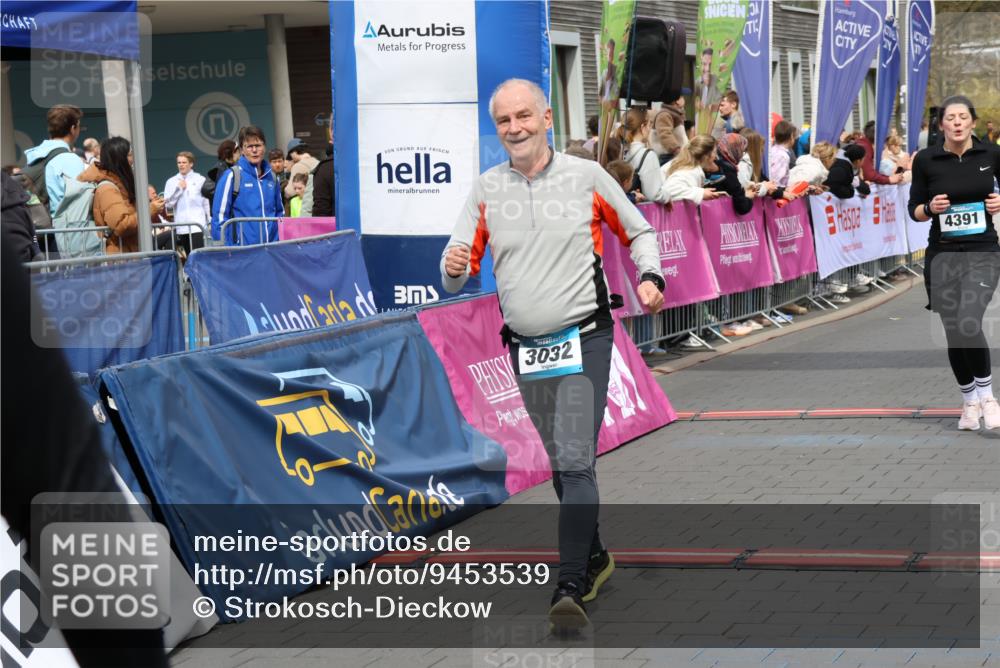 12.04.2026 - 45. Internationalen Wilhelmsburger Insellauf Strokosch-Dieckow http://msf.ph/oto/9453539 12.04.2026 13:06:26 Ziel 3032, 4391, 5323, 4432, 4236 meine-sportfotos.de