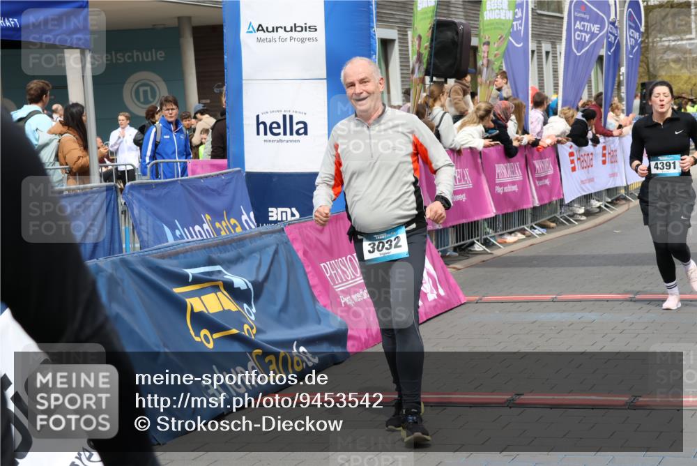 12.04.2026 - 45. Internationalen Wilhelmsburger Insellauf Strokosch-Dieckow http://msf.ph/oto/9453542 12.04.2026 13:06:26 Ziel 3032, 4391, 5323, 4432, 4236 meine-sportfotos.de