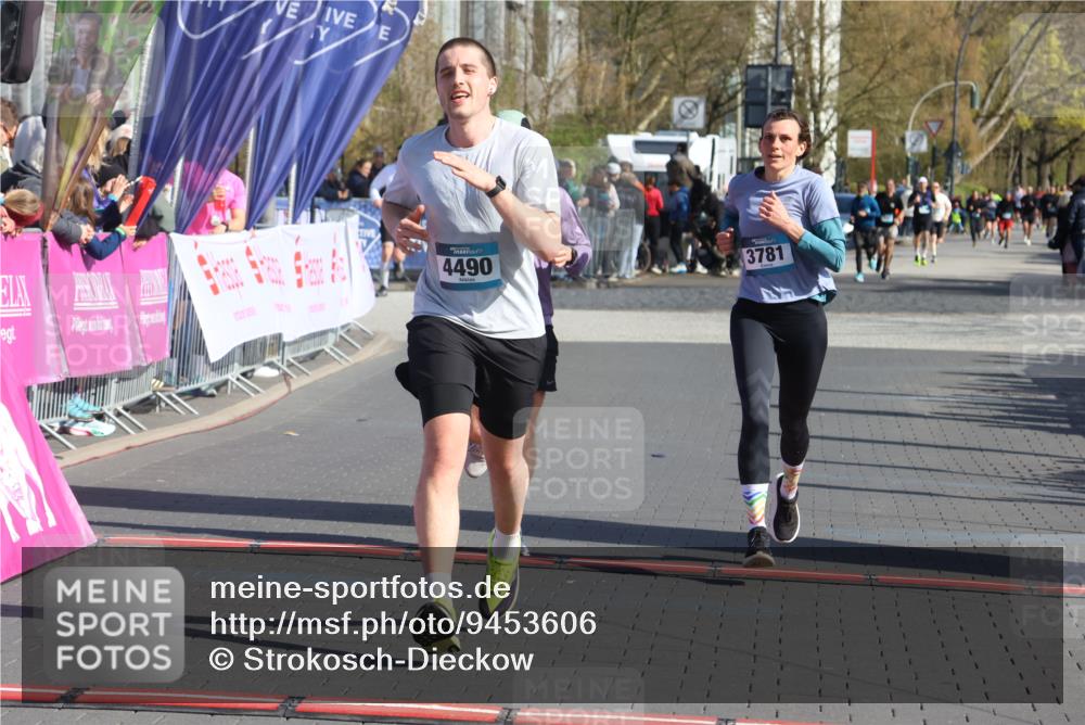 12.04.2026 - 45. Internationalen Wilhelmsburger Insellauf Strokosch-Dieckow http://msf.ph/oto/9453606 12.04.2026 10:40:30 Ziel 4490, 3781, 3785 meine-sportfotos.de