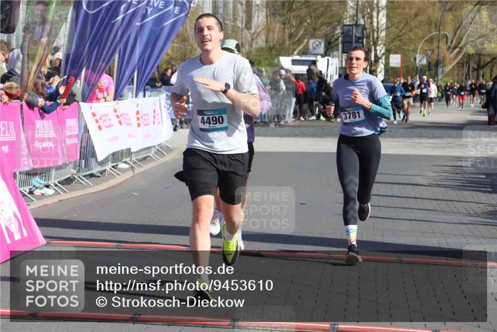 12.04.2026 - 45. Internationalen Wilhelmsburger Insellauf Strokosch-Dieckow http://msf.ph/oto/9453610 12.04.2026 10:40:31 Ziel 4490, 3781, 3785 meine-sportfotos.de
