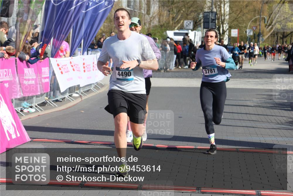 12.04.2026 - 45. Internationalen Wilhelmsburger Insellauf Strokosch-Dieckow http://msf.ph/oto/9453614 12.04.2026 10:40:31 Ziel 4490, 3781, 3785 meine-sportfotos.de