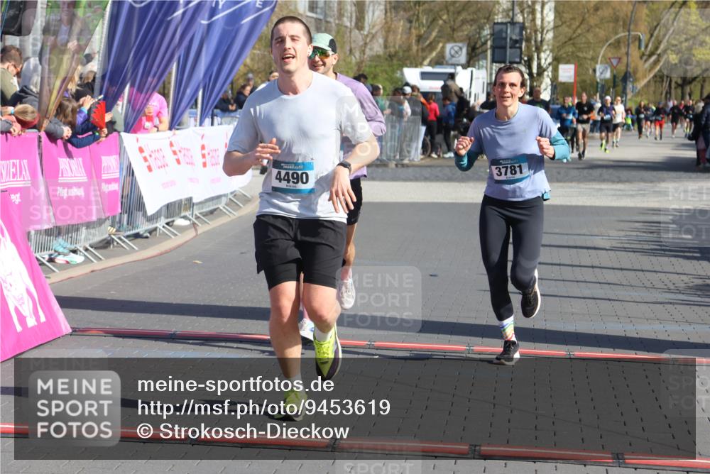 12.04.2026 - 45. Internationalen Wilhelmsburger Insellauf Strokosch-Dieckow http://msf.ph/oto/9453619 12.04.2026 10:40:31 Ziel 4490, 3781, 3785 meine-sportfotos.de