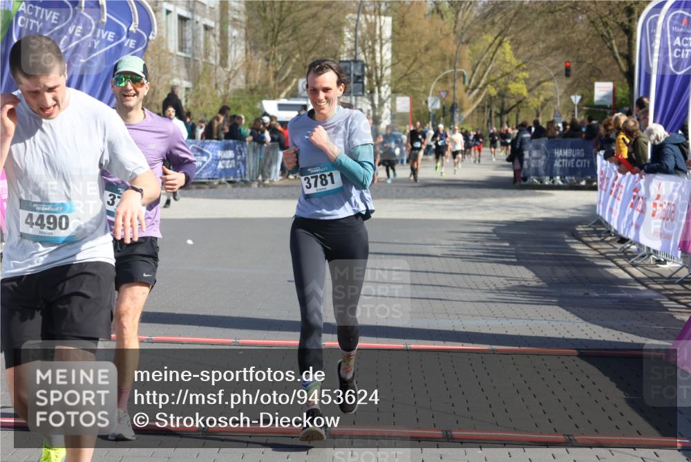 12.04.2026 - 45. Internationalen Wilhelmsburger Insellauf Strokosch-Dieckow http://msf.ph/oto/9453624 12.04.2026 10:40:32 Ziel 4490, 3781, 3785 meine-sportfotos.de