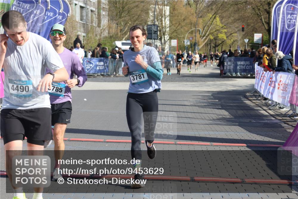 12.04.2026 - 45. Internationalen Wilhelmsburger Insellauf Strokosch-Dieckow http://msf.ph/oto/9453629 12.04.2026 10:40:32 Ziel 4490, 3781, 3785 meine-sportfotos.de