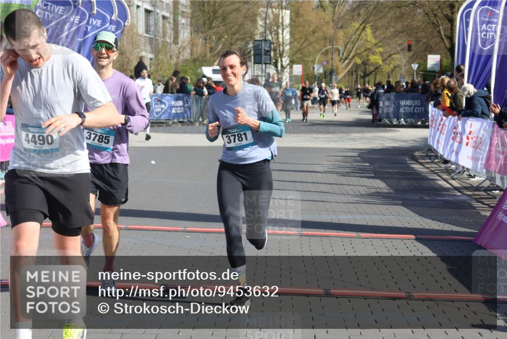 12.04.2026 - 45. Internationalen Wilhelmsburger Insellauf Strokosch-Dieckow http://msf.ph/oto/9453632 12.04.2026 10:40:32 Ziel 4490, 3781, 3785 meine-sportfotos.de