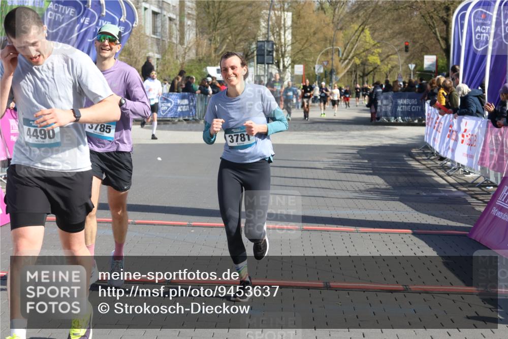 12.04.2026 - 45. Internationalen Wilhelmsburger Insellauf Strokosch-Dieckow http://msf.ph/oto/9453637 12.04.2026 10:40:32 Ziel 4490, 3781, 3785 meine-sportfotos.de