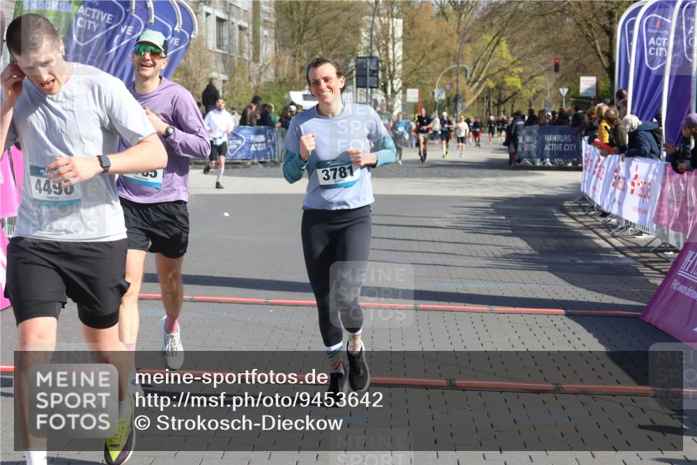 12.04.2026 - 45. Internationalen Wilhelmsburger Insellauf Strokosch-Dieckow http://msf.ph/oto/9453642 12.04.2026 10:40:32 Ziel 4490, 3781, 3785 meine-sportfotos.de
