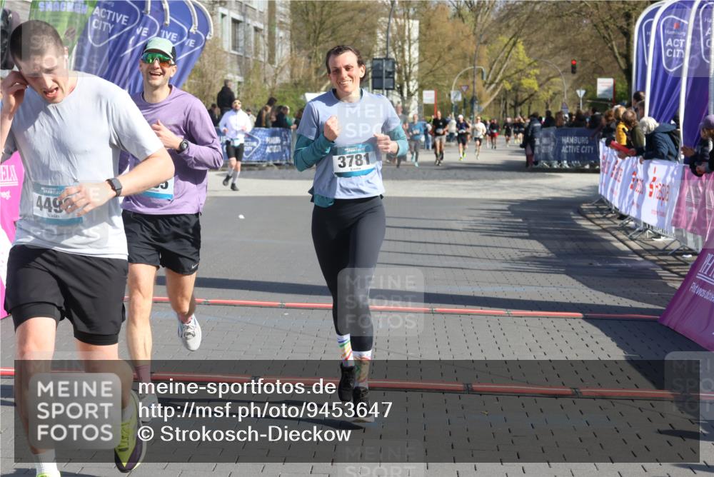 12.04.2026 - 45. Internationalen Wilhelmsburger Insellauf Strokosch-Dieckow http://msf.ph/oto/9453647 12.04.2026 10:40:32 Ziel 4490, 3781, 3785 meine-sportfotos.de