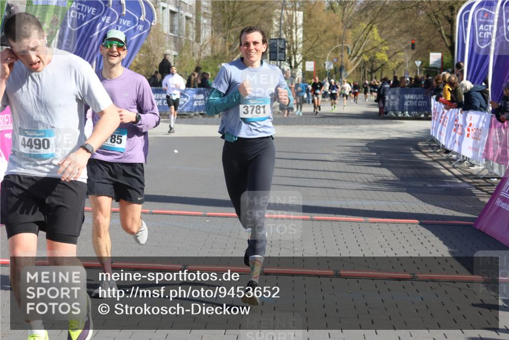 12.04.2026 - 45. Internationalen Wilhelmsburger Insellauf Strokosch-Dieckow http://msf.ph/oto/9453652 12.04.2026 10:40:32 Ziel 4490, 3781, 3785 meine-sportfotos.de