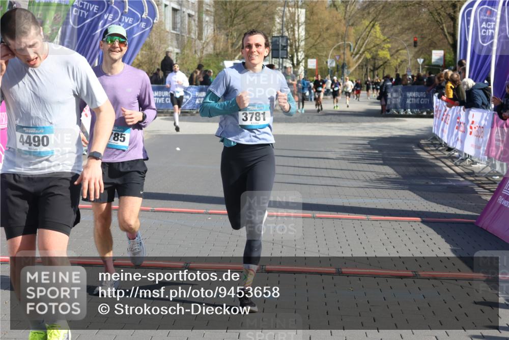 12.04.2026 - 45. Internationalen Wilhelmsburger Insellauf Strokosch-Dieckow http://msf.ph/oto/9453658 12.04.2026 10:40:32 Ziel 4490, 3781, 3785 meine-sportfotos.de