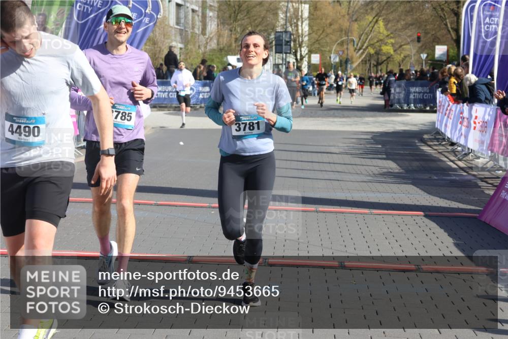 12.04.2026 - 45. Internationalen Wilhelmsburger Insellauf Strokosch-Dieckow http://msf.ph/oto/9453665 12.04.2026 10:40:32 Ziel 4490, 3781, 3785 meine-sportfotos.de