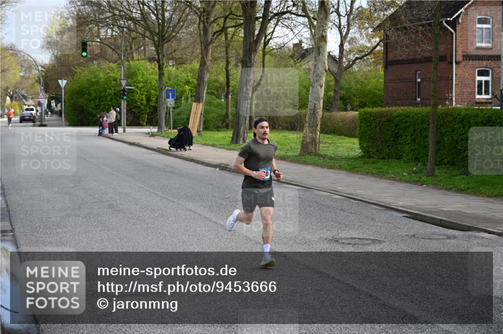 12.04.2026 - 45. Internationalen Wilhelmsburger Insellauf J. Mangold http://msf.ph/oto/9453666 12.04.2026 10:13:13 Ziel 5240, 5514, 2119, 3979 meine-sportfotos.de