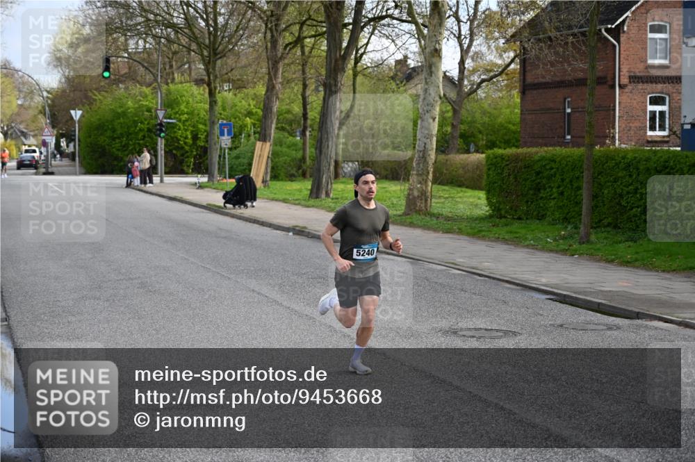 12.04.2026 - 45. Internationalen Wilhelmsburger Insellauf J. Mangold http://msf.ph/oto/9453668 12.04.2026 10:13:14 Ziel 5240, 5514, 5514, 2119, 3979 meine-sportfotos.de