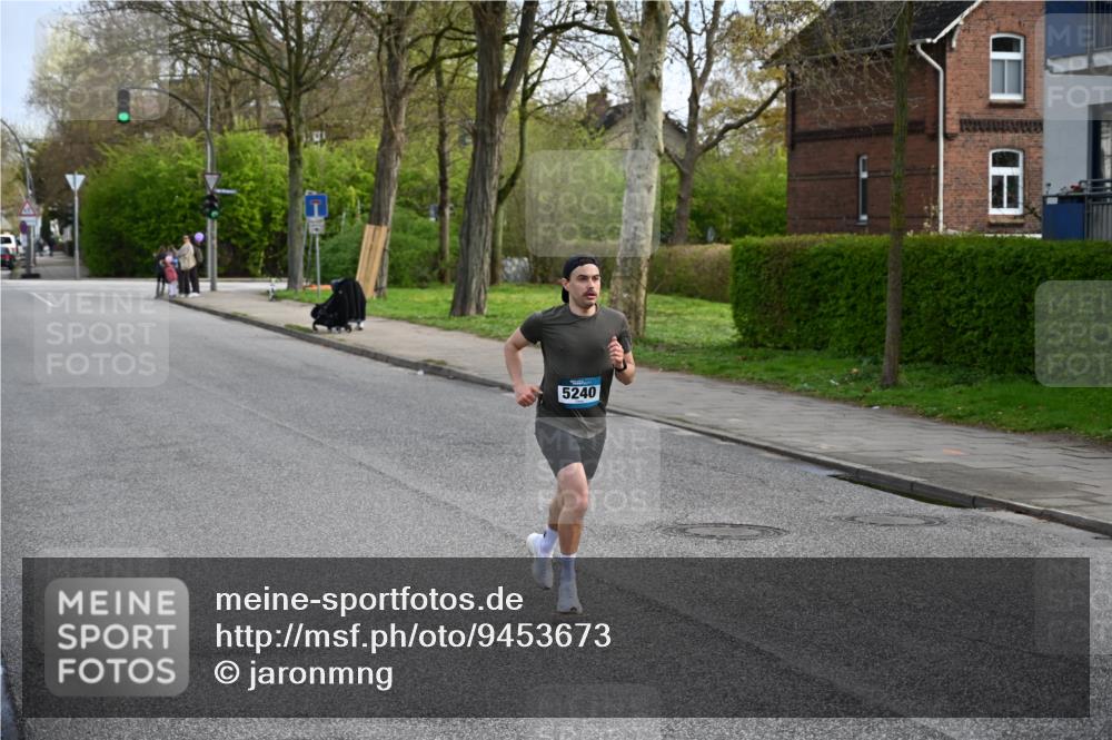 12.04.2026 - 45. Internationalen Wilhelmsburger Insellauf J. Mangold http://msf.ph/oto/9453673 12.04.2026 10:13:14 Ziel 5240, 5514, 5514, 2119, 3979 meine-sportfotos.de