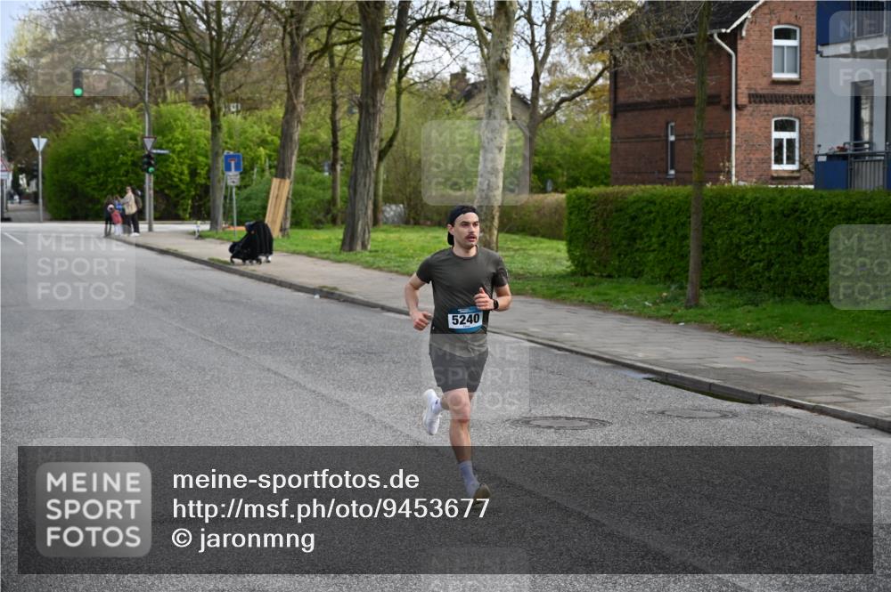 12.04.2026 - 45. Internationalen Wilhelmsburger Insellauf J. Mangold http://msf.ph/oto/9453677 12.04.2026 10:13:14 Ziel 5240, 5514, 5514, 2119, 3979 meine-sportfotos.de