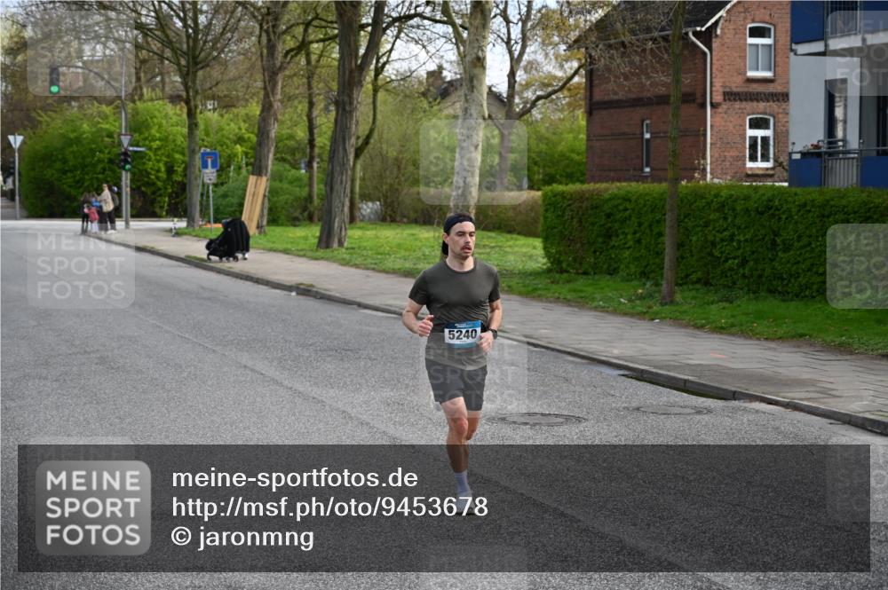 12.04.2026 - 45. Internationalen Wilhelmsburger Insellauf J. Mangold http://msf.ph/oto/9453678 12.04.2026 10:13:14 Ziel 5240, 5514, 5514, 2119, 3979 meine-sportfotos.de