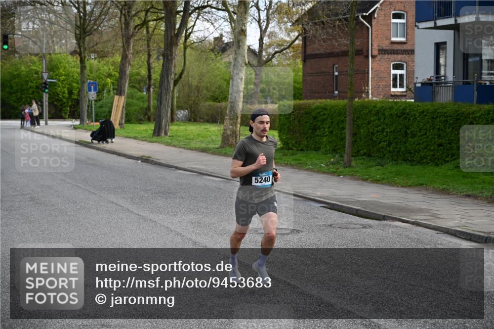 12.04.2026 - 45. Internationalen Wilhelmsburger Insellauf J. Mangold http://msf.ph/oto/9453683 12.04.2026 10:13:14 Ziel 5240, 5514, 5514, 2119, 3979 meine-sportfotos.de