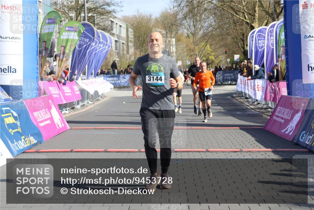12.04.2026 - 45. Internationalen Wilhelmsburger Insellauf Strokosch-Dieckow http://msf.ph/oto/9453728 12.04.2026 10:40:46 Ziel 3144, 5606, 3702, 4907, 2525 meine-sportfotos.de