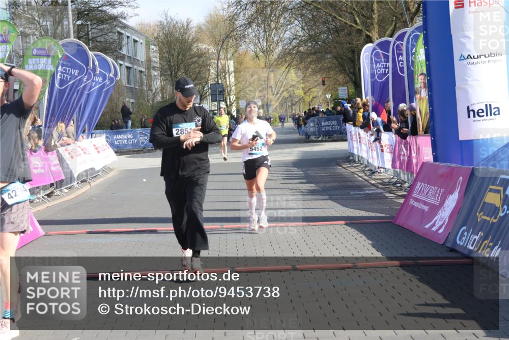 12.04.2026 - 45. Internationalen Wilhelmsburger Insellauf Strokosch-Dieckow http://msf.ph/oto/9453738 12.04.2026 10:28:41 Ziel 2022, 4068, 4294, 2851, 5452 meine-sportfotos.de
