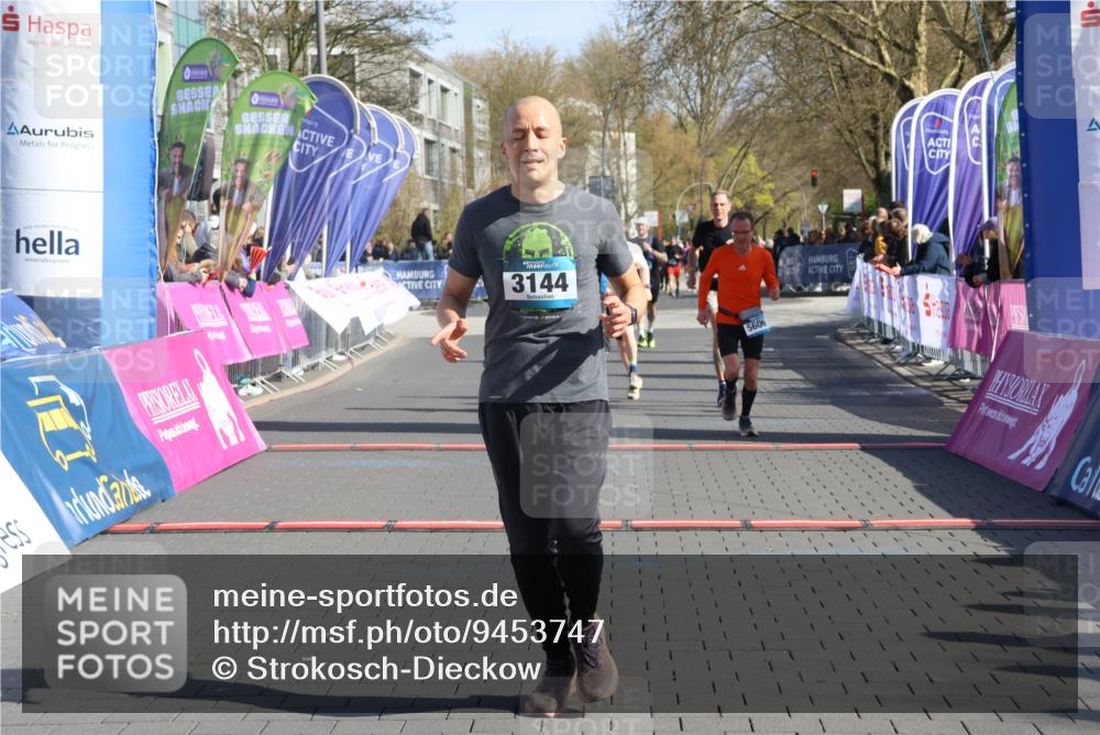 12.04.2026 - 45. Internationalen Wilhelmsburger Insellauf Strokosch-Dieckow http://msf.ph/oto/9453747 12.04.2026 10:40:47 Ziel 3144, 5606, 3702, 4907, 2525 meine-sportfotos.de