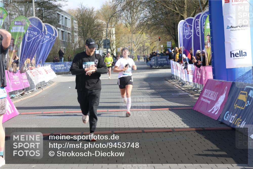 12.04.2026 - 45. Internationalen Wilhelmsburger Insellauf Strokosch-Dieckow http://msf.ph/oto/9453748 12.04.2026 10:28:41 Ziel 2022, 4068, 4294, 2851, 5452 meine-sportfotos.de