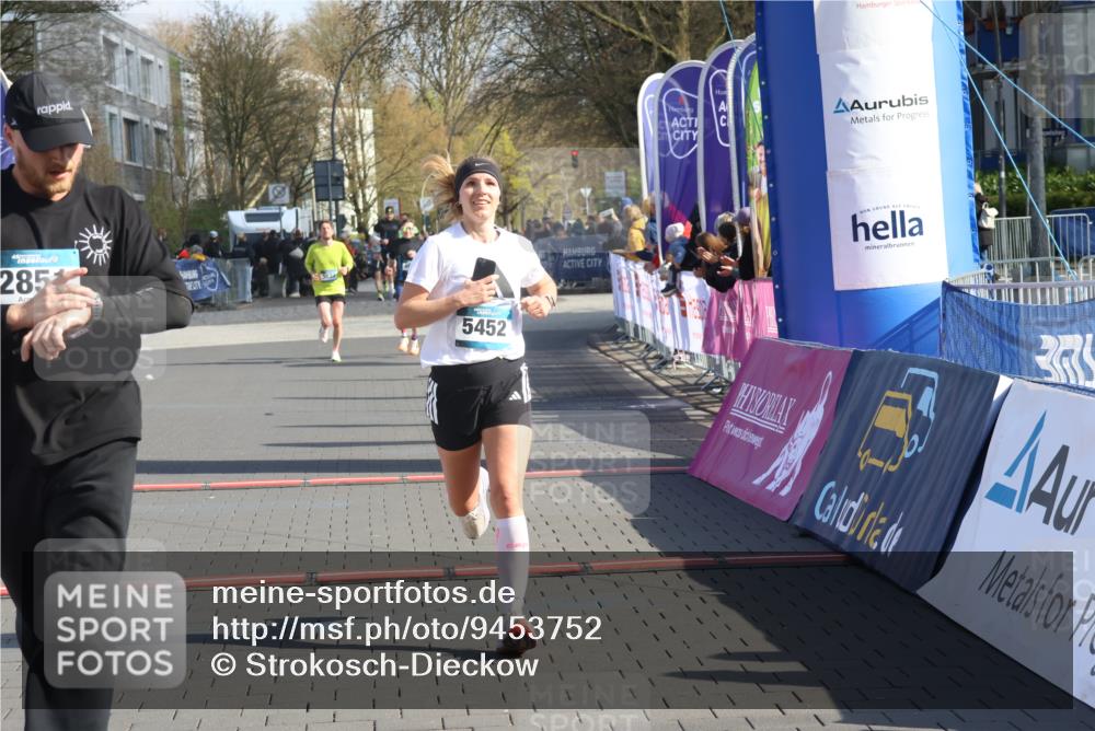 12.04.2026 - 45. Internationalen Wilhelmsburger Insellauf Strokosch-Dieckow http://msf.ph/oto/9453752 12.04.2026 10:28:43 Ziel 2851, 5452, 4995 meine-sportfotos.de