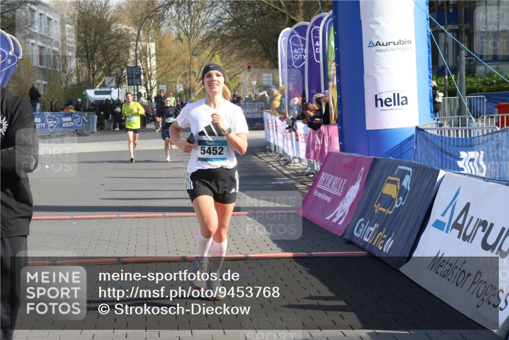 12.04.2026 - 45. Internationalen Wilhelmsburger Insellauf Strokosch-Dieckow http://msf.ph/oto/9453768 12.04.2026 10:28:43 Ziel 2851, 5452, 4995 meine-sportfotos.de