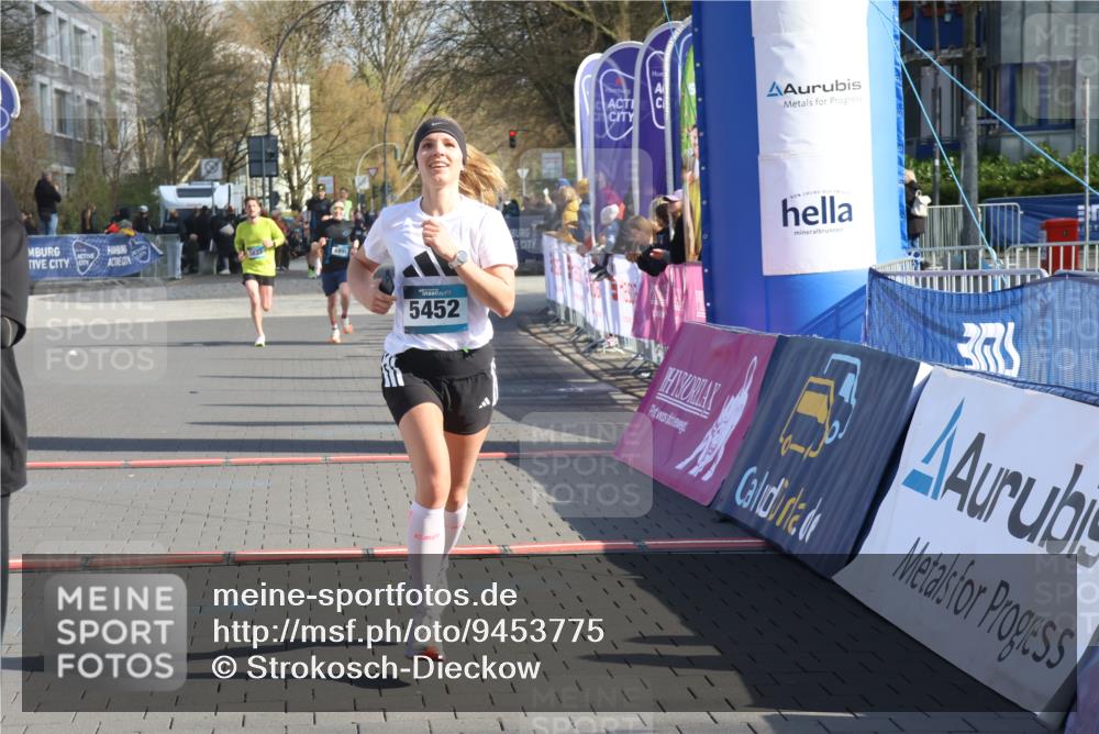 12.04.2026 - 45. Internationalen Wilhelmsburger Insellauf Strokosch-Dieckow http://msf.ph/oto/9453775 12.04.2026 10:28:43 Ziel 2851, 5452, 4995 meine-sportfotos.de