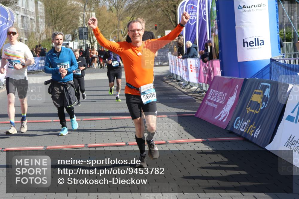 12.04.2026 - 45. Internationalen Wilhelmsburger Insellauf Strokosch-Dieckow http://msf.ph/oto/9453782 12.04.2026 10:40:49 Ziel 3144, 5606, 3702, 4907, 2525, 3677, 2379 meine-sportfotos.de
