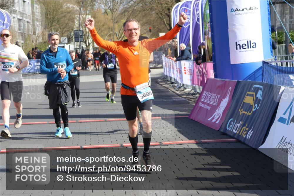 12.04.2026 - 45. Internationalen Wilhelmsburger Insellauf Strokosch-Dieckow http://msf.ph/oto/9453786 12.04.2026 10:40:49 Ziel 3144, 5606, 3702, 4907, 2525, 3677, 2379 meine-sportfotos.de