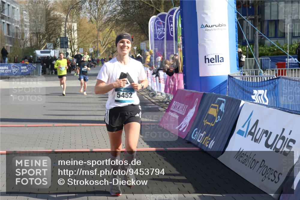 12.04.2026 - 45. Internationalen Wilhelmsburger Insellauf Strokosch-Dieckow http://msf.ph/oto/9453794 12.04.2026 10:28:43 Ziel 2851, 5452, 4995 meine-sportfotos.de
