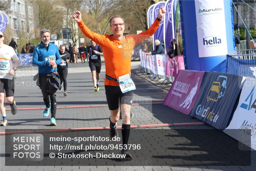 12.04.2026 - 45. Internationalen Wilhelmsburger Insellauf Strokosch-Dieckow http://msf.ph/oto/9453796 12.04.2026 10:40:49 Ziel 3144, 5606, 3702, 4907, 2525, 3677, 2379 meine-sportfotos.de