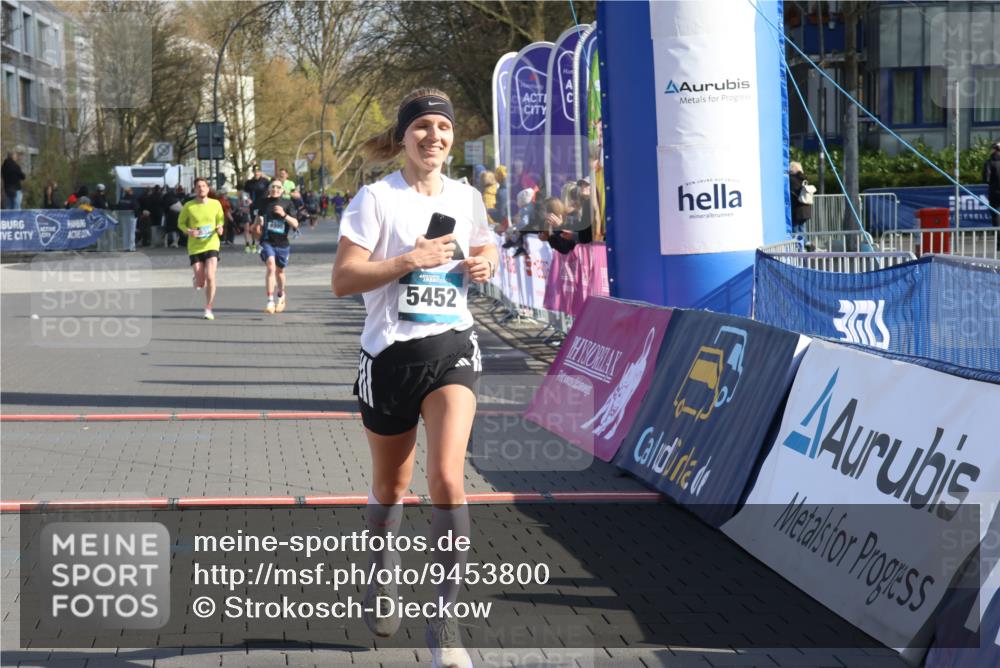 12.04.2026 - 45. Internationalen Wilhelmsburger Insellauf Strokosch-Dieckow http://msf.ph/oto/9453800 12.04.2026 10:28:43 Ziel 2851, 5452, 4995 meine-sportfotos.de
