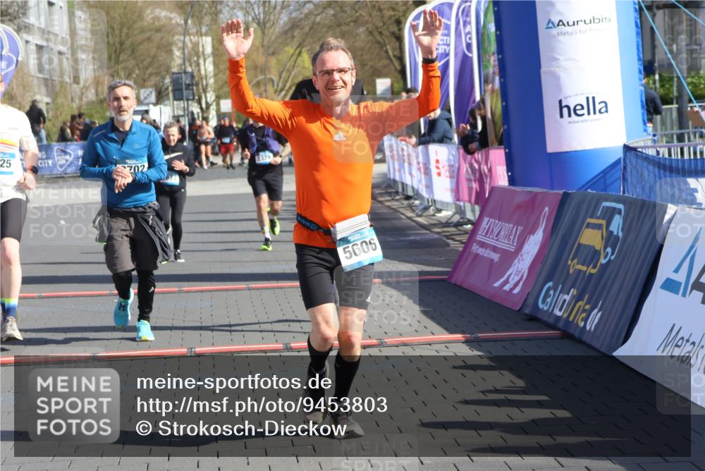 12.04.2026 - 45. Internationalen Wilhelmsburger Insellauf Strokosch-Dieckow http://msf.ph/oto/9453803 12.04.2026 10:40:49 Ziel 3144, 5606, 3702, 4907, 2525, 3677, 2379 meine-sportfotos.de