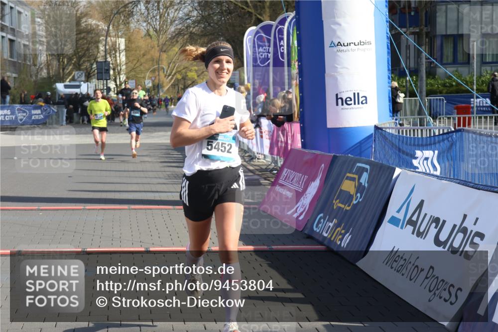 12.04.2026 - 45. Internationalen Wilhelmsburger Insellauf Strokosch-Dieckow http://msf.ph/oto/9453804 12.04.2026 10:28:43 Ziel 2851, 5452, 4995 meine-sportfotos.de