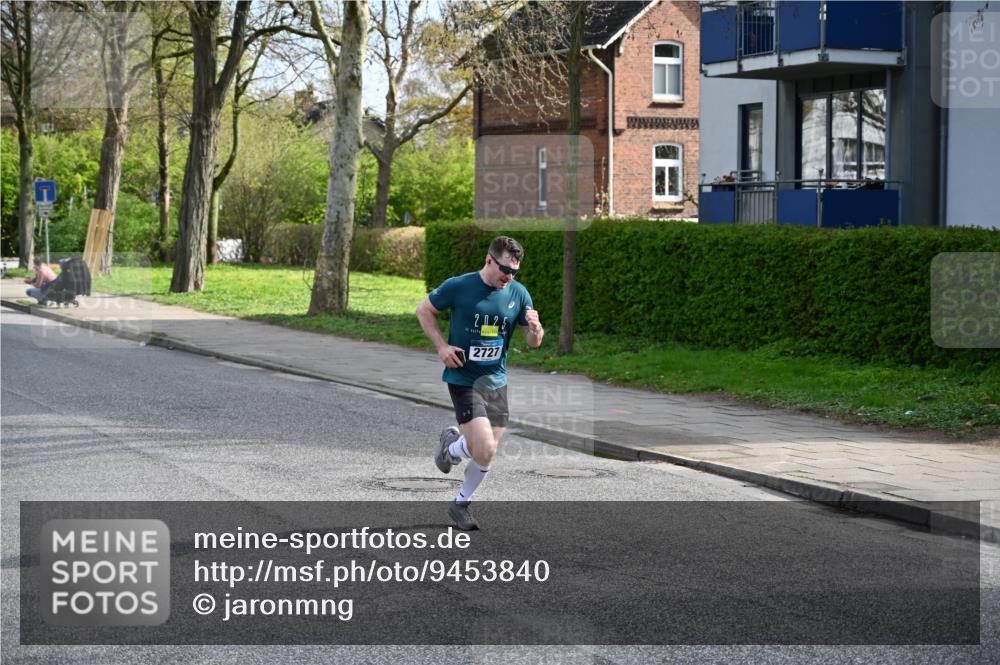 12.04.2026 - 45. Internationalen Wilhelmsburger Insellauf J. Mangold http://msf.ph/oto/9453840 12.04.2026 10:14:53 Ziel 4002, 2727, 2177 meine-sportfotos.de