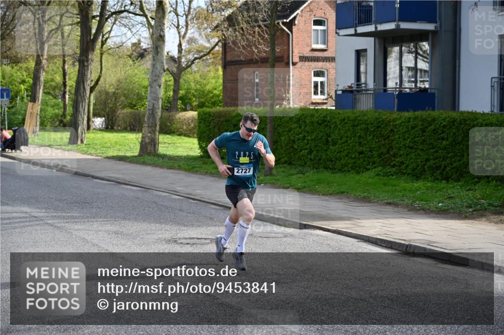 12.04.2026 - 45. Internationalen Wilhelmsburger Insellauf J. Mangold http://msf.ph/oto/9453841 12.04.2026 10:14:53 Ziel 4002, 2727, 2177 meine-sportfotos.de
