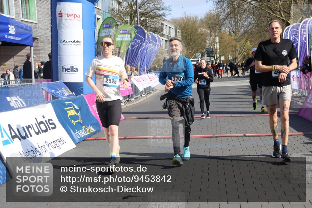 12.04.2026 - 45. Internationalen Wilhelmsburger Insellauf Strokosch-Dieckow http://msf.ph/oto/9453842 12.04.2026 10:40:51 Ziel 5606, 3702, 4907, 2525, 3677, 2379 meine-sportfotos.de