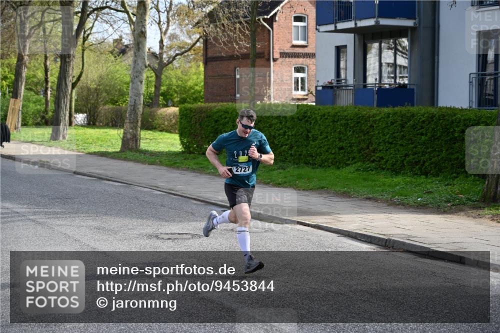 12.04.2026 - 45. Internationalen Wilhelmsburger Insellauf J. Mangold http://msf.ph/oto/9453844 12.04.2026 10:14:53 Ziel 4002, 2727, 2177 meine-sportfotos.de