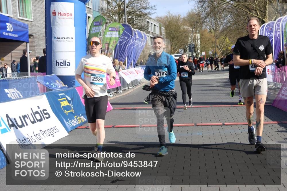 12.04.2026 - 45. Internationalen Wilhelmsburger Insellauf Strokosch-Dieckow http://msf.ph/oto/9453847 12.04.2026 10:40:51 Ziel 5606, 3702, 4907, 2525, 3677, 2379 meine-sportfotos.de