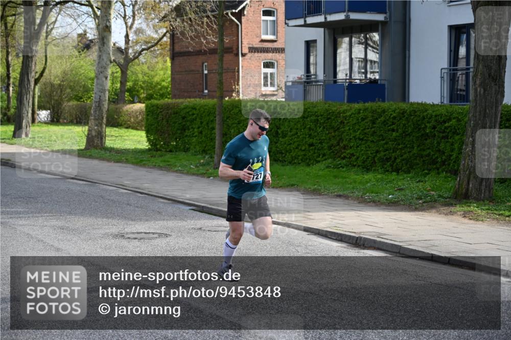 12.04.2026 - 45. Internationalen Wilhelmsburger Insellauf J. Mangold http://msf.ph/oto/9453848 12.04.2026 10:14:53 Ziel 4002, 2727, 2177 meine-sportfotos.de