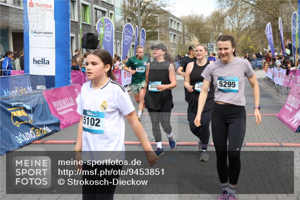 12.04.2026 - 45. Internationalen Wilhelmsburger Insellauf Strokosch-Dieckow http://msf.ph/oto/9453851 12.04.2026 13:05:50 Ziel 5295, 3025, 3030, 5476, 4105, 3934 meine-sportfotos.de